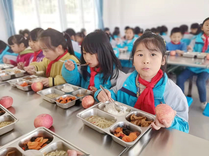 学生的营养餐通讯报道_学校营养餐陪餐报道_学校营养餐简报