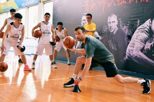 泰勒篮球教学_篮球泰勒技巧训练方法_泰勒篮球技巧训练