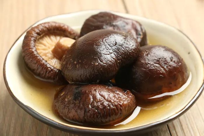 想要快速泡发干菜？2分钟搞定的泡发妙招快来学，快关注我们家果园
